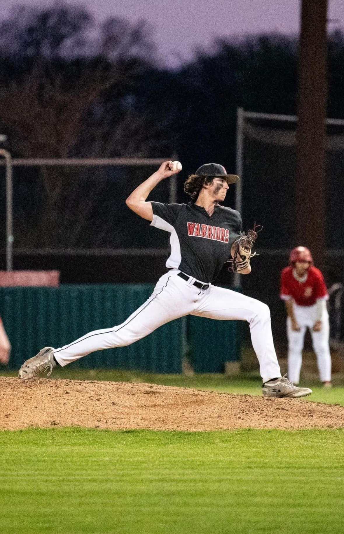 Luke Dearman pitching in baseball game